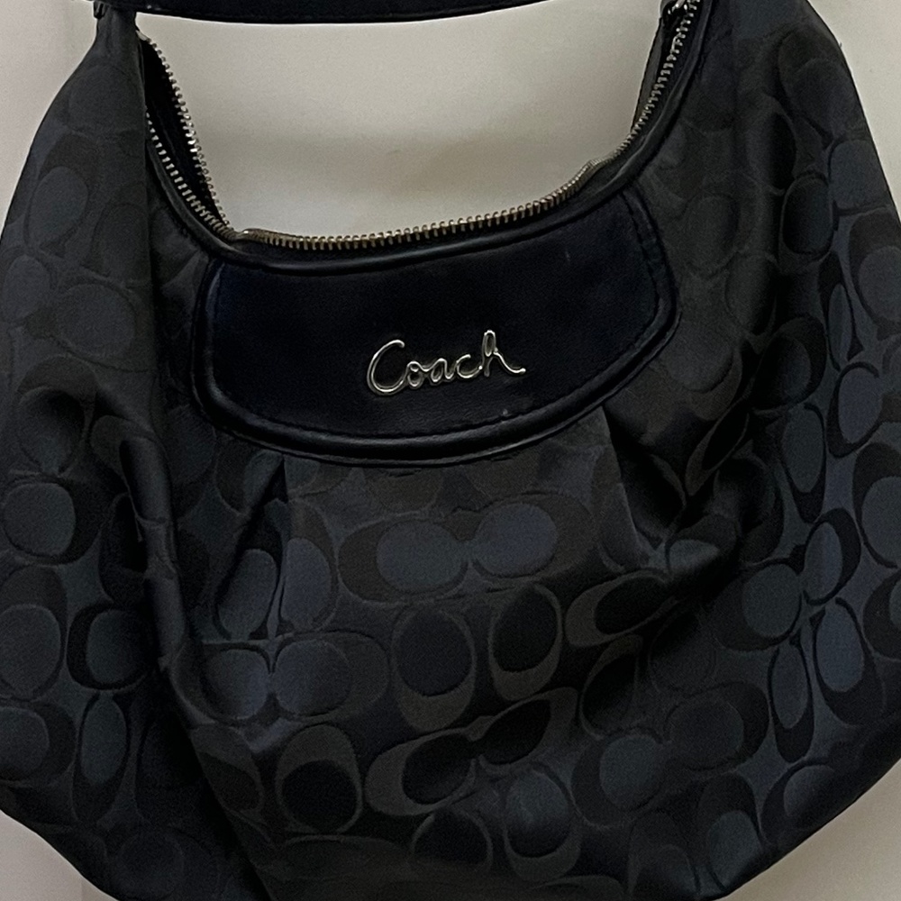 GUC : COACH Ashley Signature Black Hobo Shoulder Bag